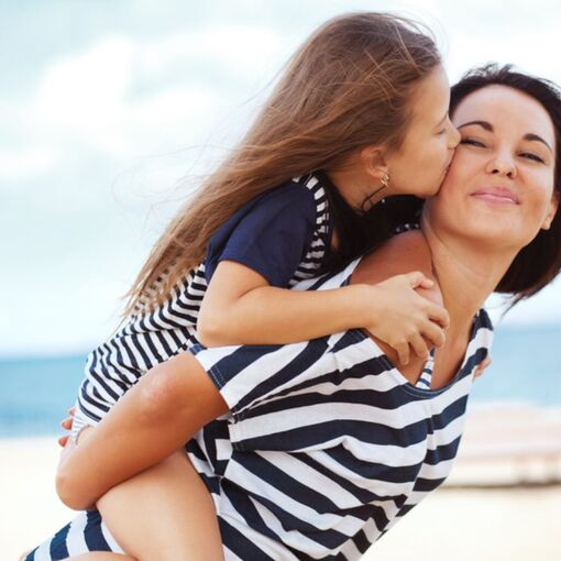 Familienzeit, Familie, Mutter-Tochter-Auszeit, Strand, Kinder, Urlaub mit Kindern